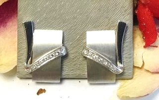 # Boucles d’oreilles or blanc avec diamants naturel 0.13ct.