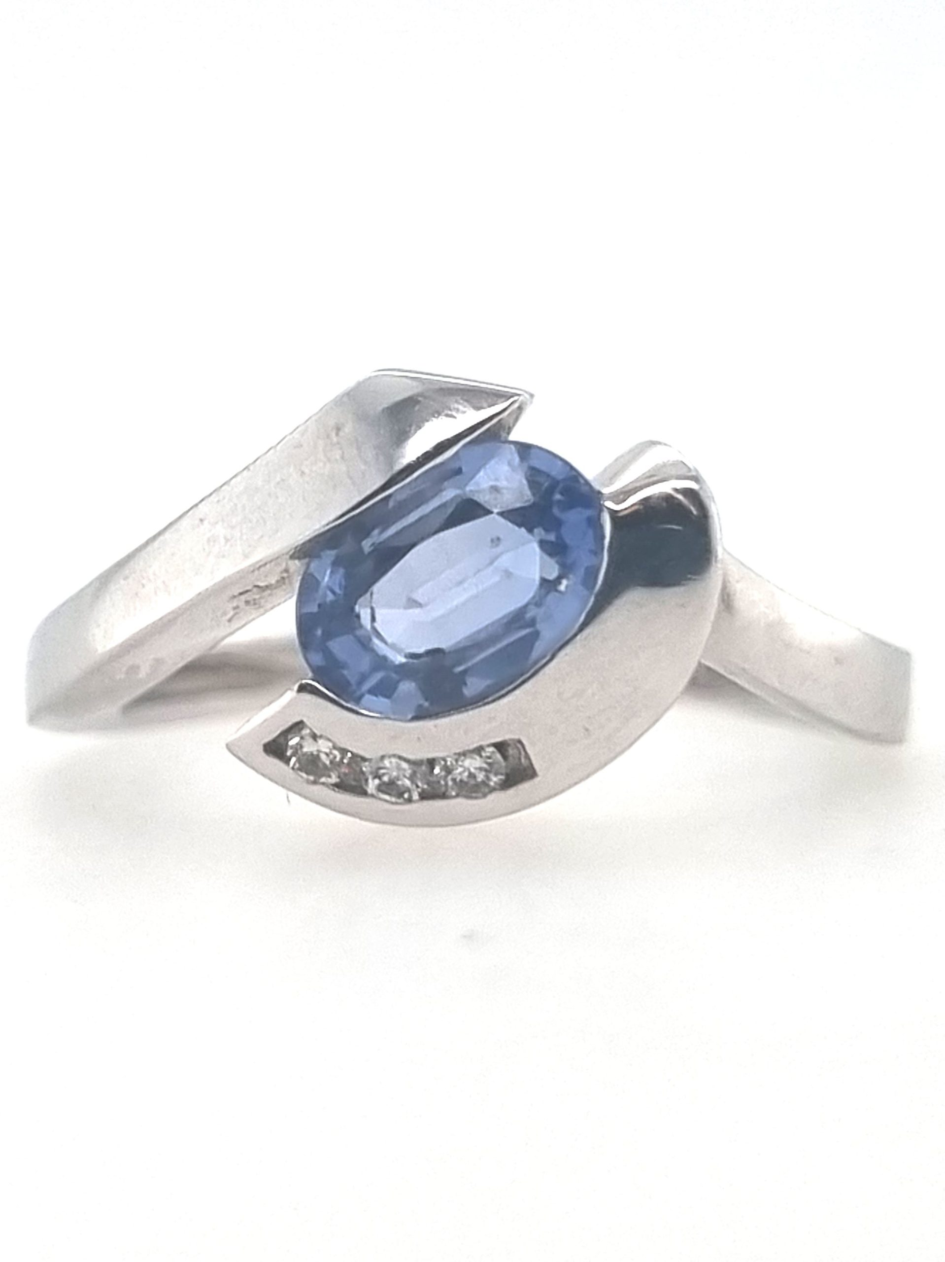 Bague or blanc 18K avec 0.40ct saphir ceylon et 0.06ct diamants naturels