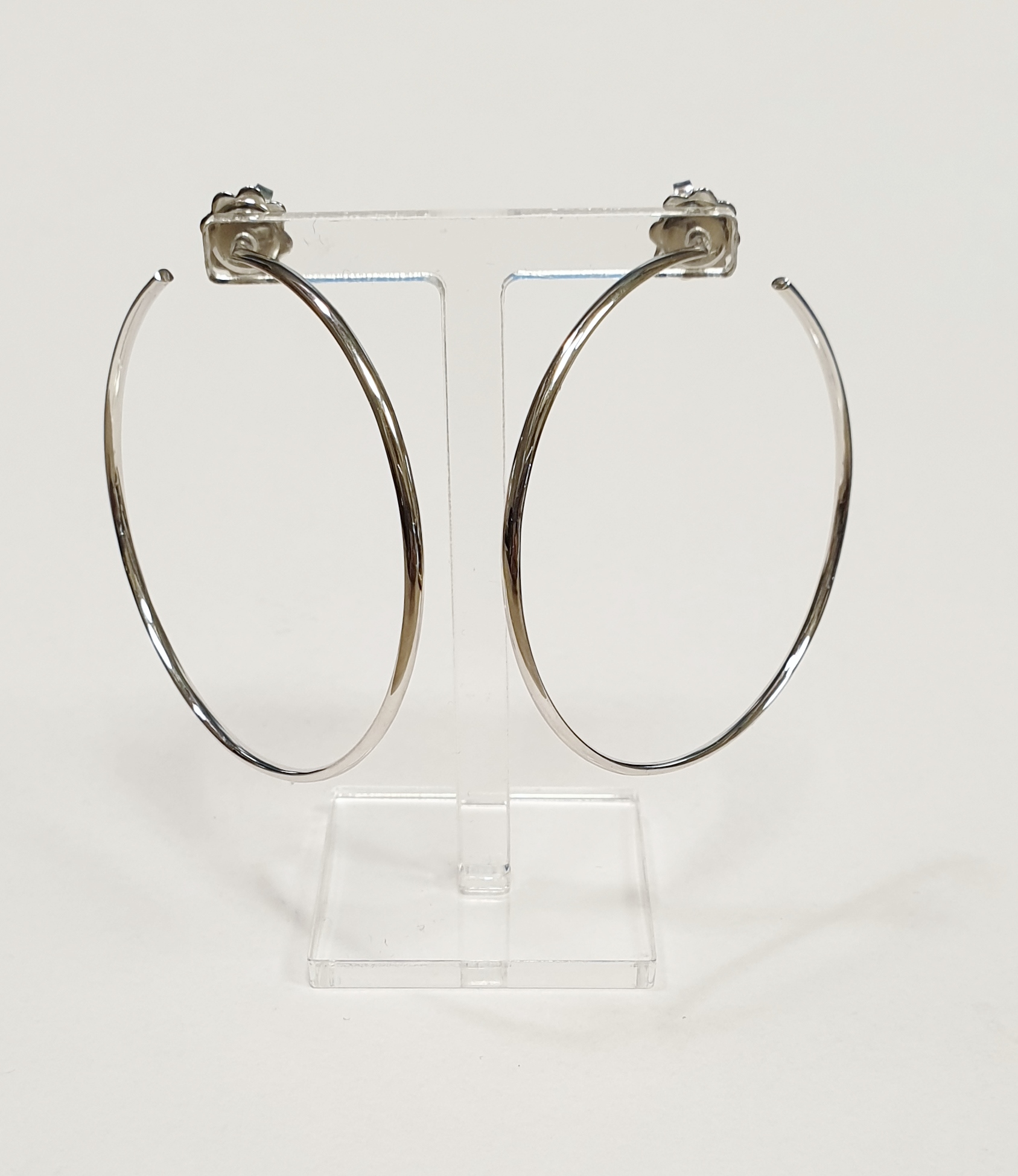# Créoles or blanc 4cm très chic, tube massif 5.8gr, pas creux, tige en biais pour que les créoles soient droites sur l'oreille -0