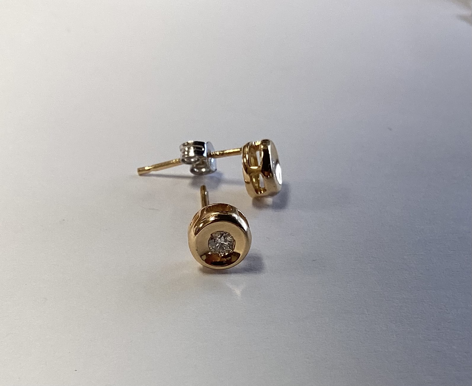 # Boucles d'oreilles clous or rose et or blanc avec 0.10ct diamant