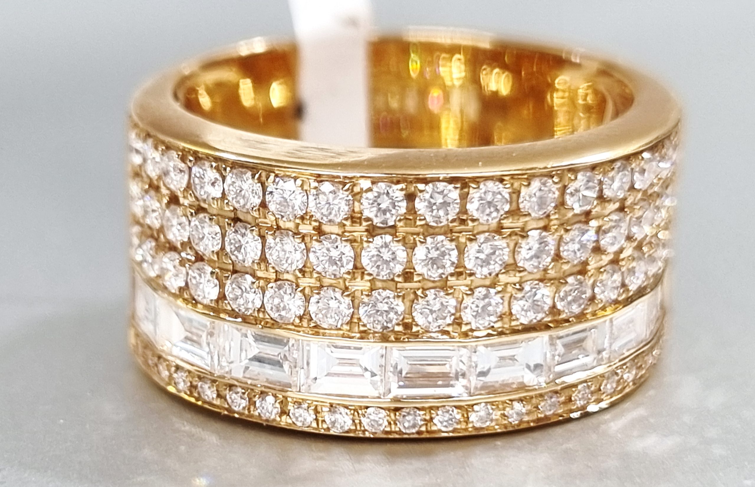 # Bague or rose avec 1.51ct diamants naturels brillants et baguettes, 1cm de large