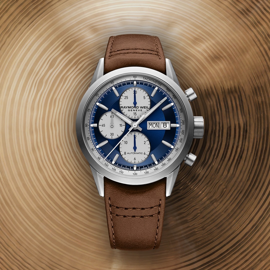 # Montre homme Raymond  Weil Freelancer Chronographe, le cadran comporte trois compteurs et associe magistralement les teintes bleues et blanches. Le boîtier acier imitant l'apparence du titane, tandis qu'un bracelet en cuir de veau marron.