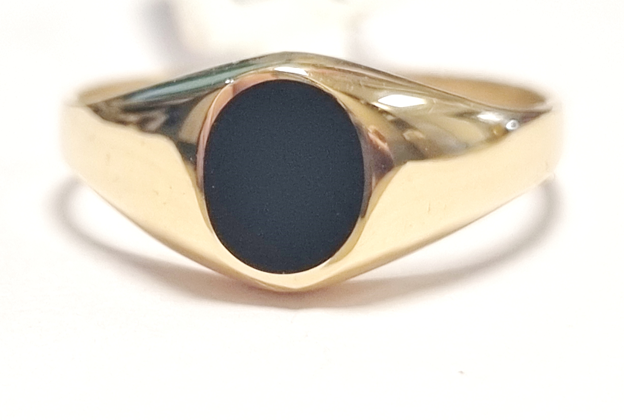 # Chevalière mini or jaune 18K avec onyx noir, hauteur totale 7.3mm