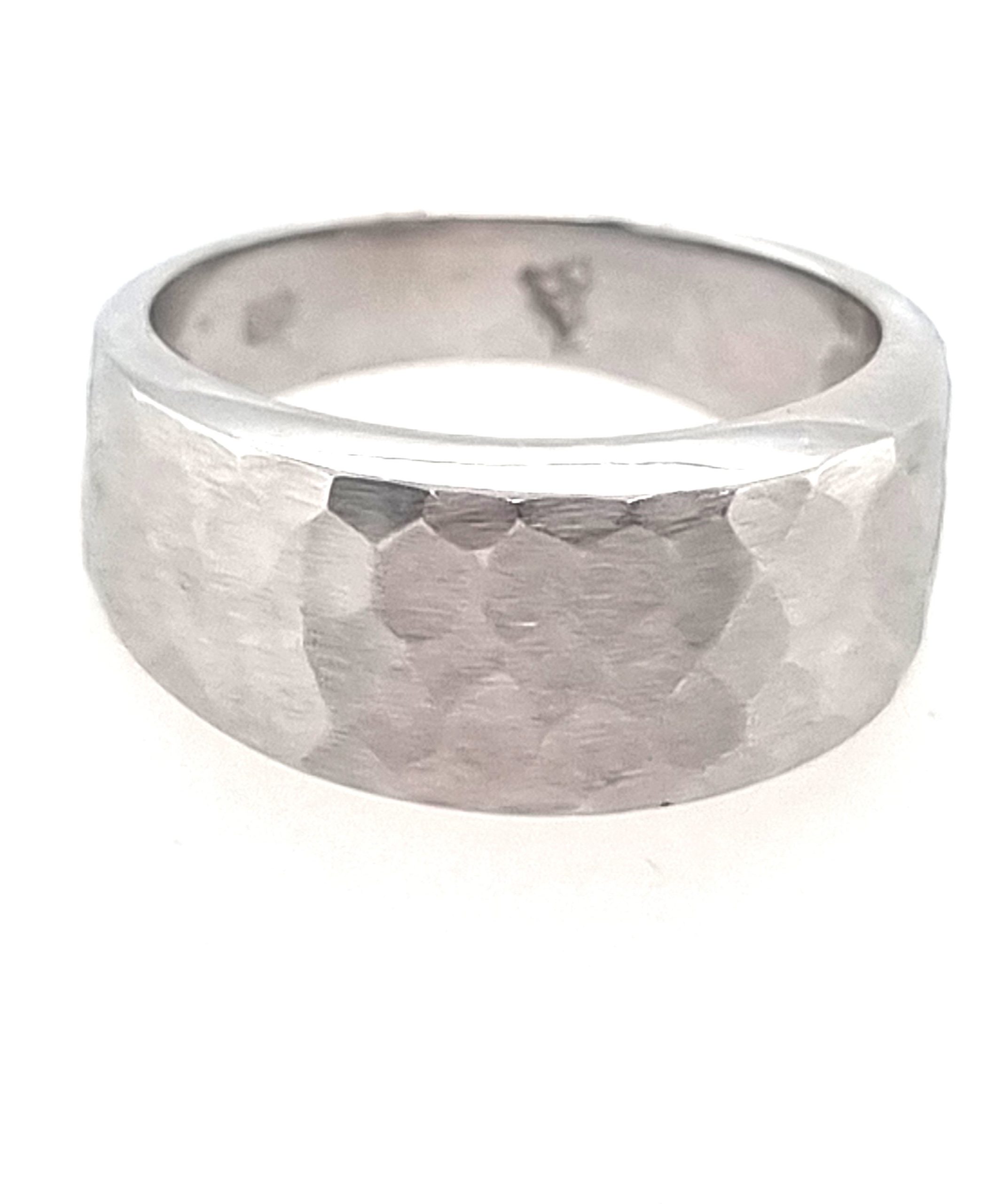 Bague alliance or blanc 18K martelée, 345 € prix façon + 11.99gr de votre or