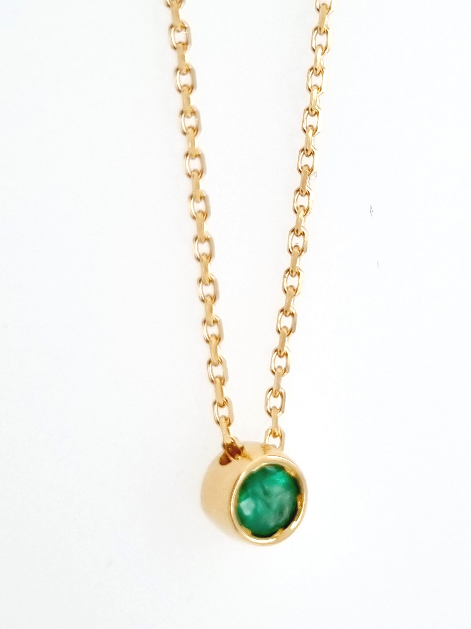 Vendu # Collitaire chaîne 42cm or jaune 18K avec  0.20ct émeraude serti clos or jaune 18K