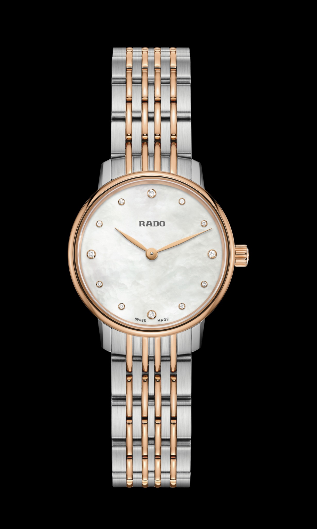 Vendu# Montre dame Rado Coupole Classic 27mm, 40gr reprend le design d'une montre quartz traditionnelle et ajoute un élément distinctif , le verre saphir, qui garantit une brillance éclatante, une excellente lisibilité