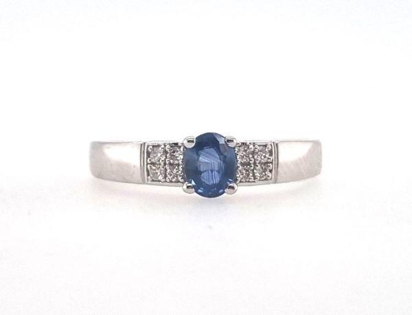 Bague or blanc 18K avec 0.32ct saphir bleu et 0.08ct diamants naturels