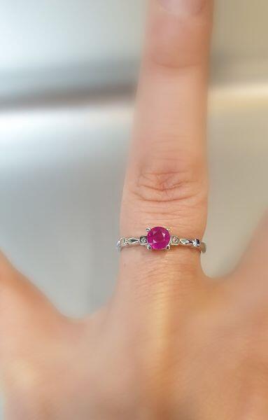 # Bague or blanc 18K avec 0.48ct rubis rond et 0.01ct diamants naturels