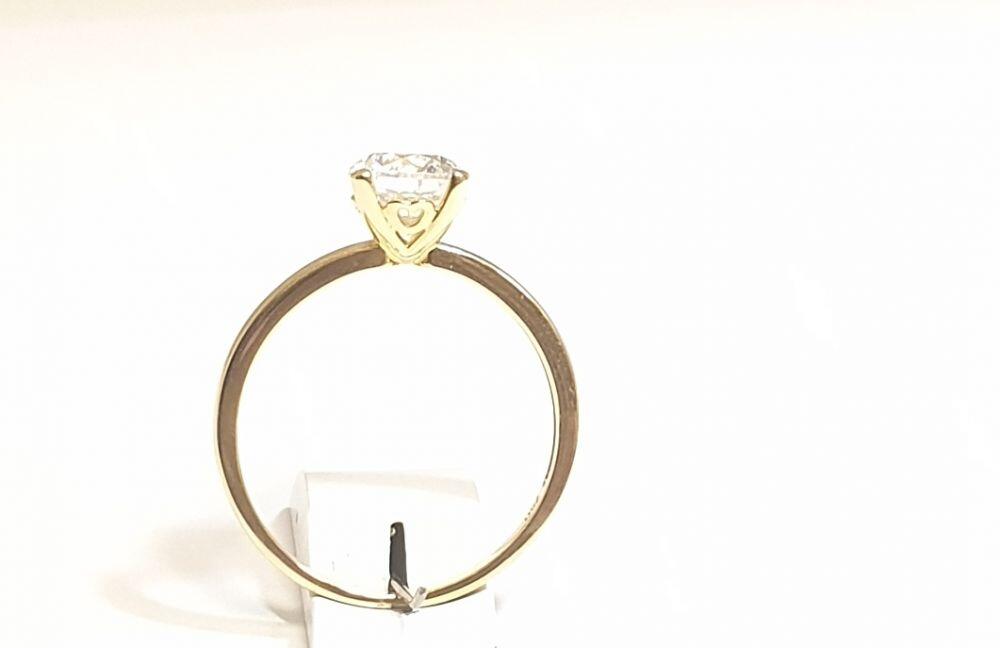 # Bague solitaire or jaune avec circon côté tête décor coeurs