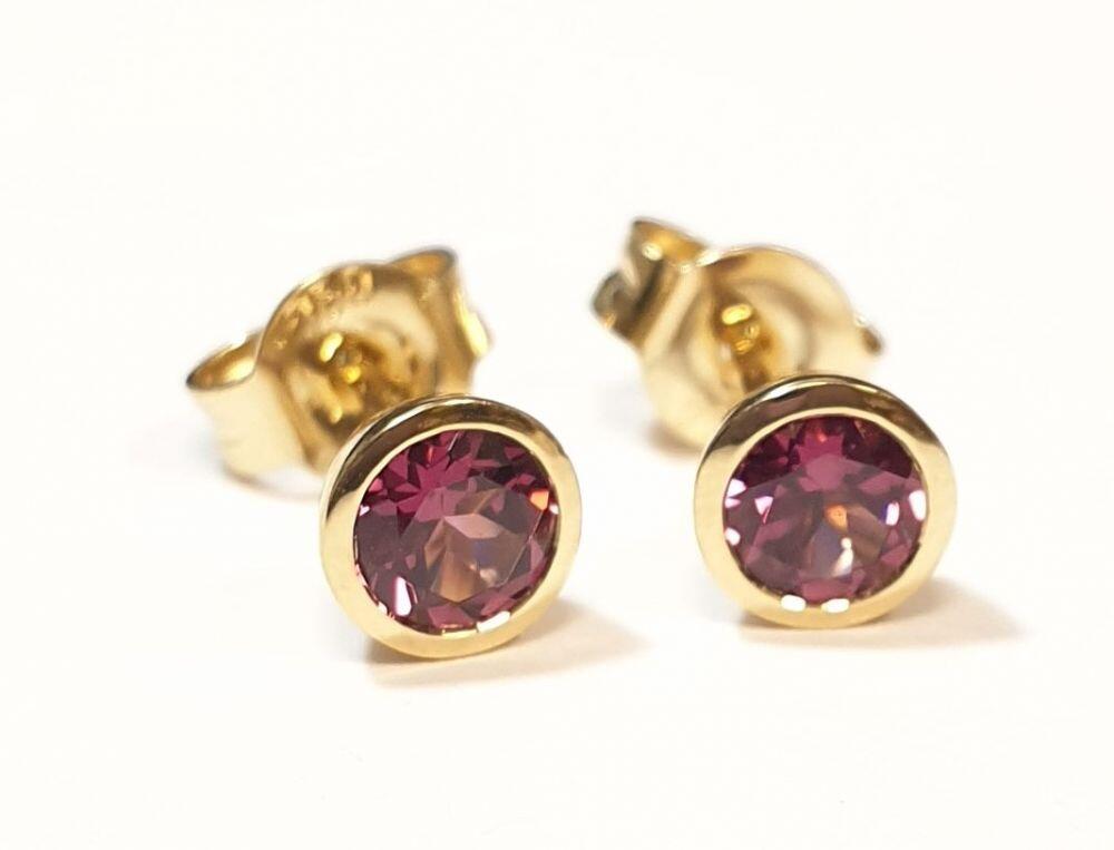 Boucles d'oreilles or jaune avec rhodolithes en serti clos