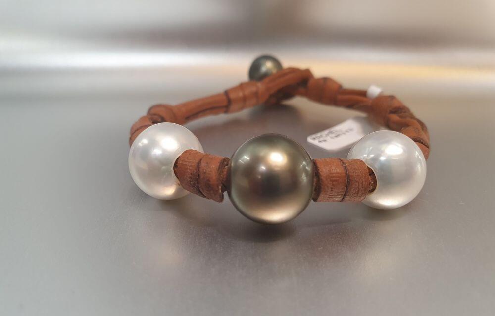Bracelet * cuir étanche * avec 4 magnifiques perles naturelles , 2* Tahiti et 2* South Sea, look très sport-chic, facile à porter en "understatment"