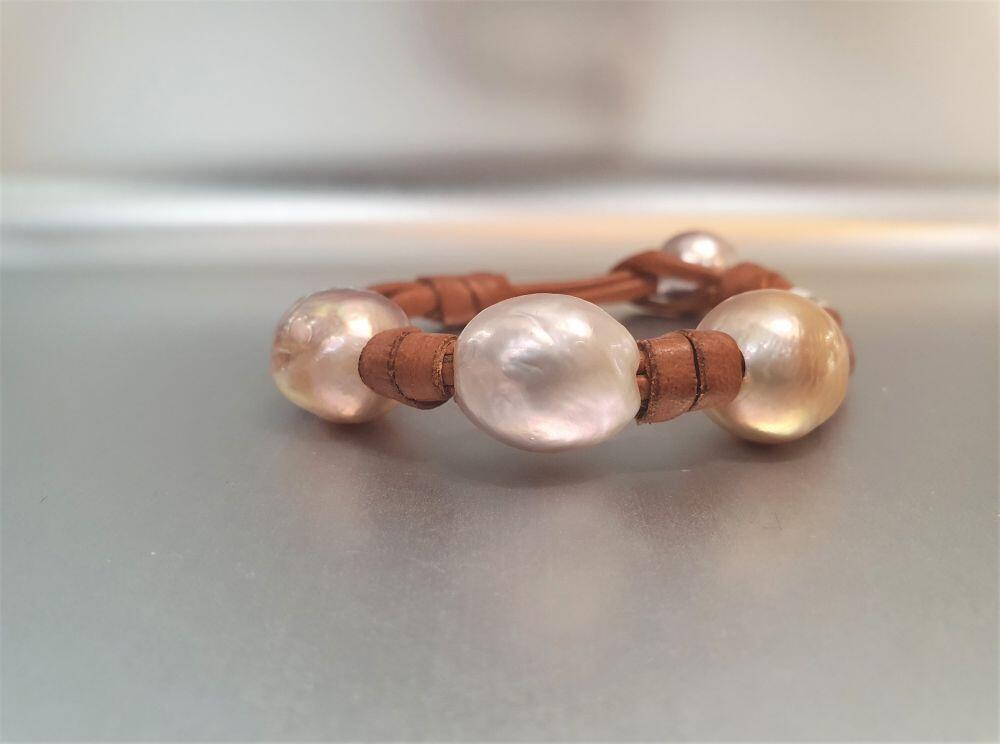 Bracelet * cuir étanche * avec 4 magnifiques perles South Sea naturelles blanc et rosé,  look très sport-chic, facile à porter en "understatment :) "
