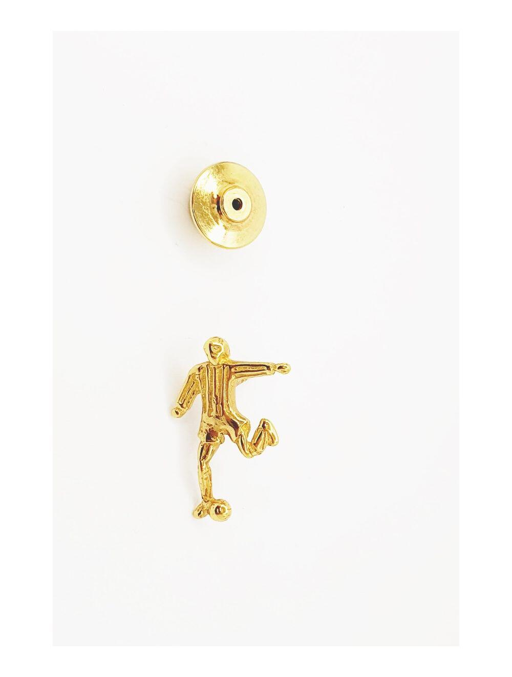 # Pin's " joueur de foot " or jaune 2.5cm