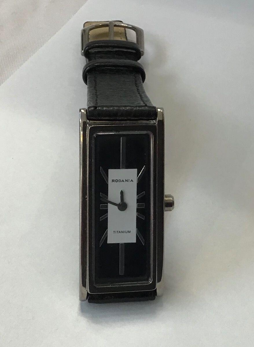 Montre dame Rodania rectangulaire sur cuir noir titan