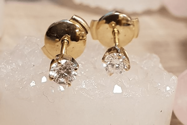 # Boucles d'oreilles or jaune 18k avec 2X0.25ct diamants naturels serti 4 griffes or jaune 18K et poussettes "ALPA"