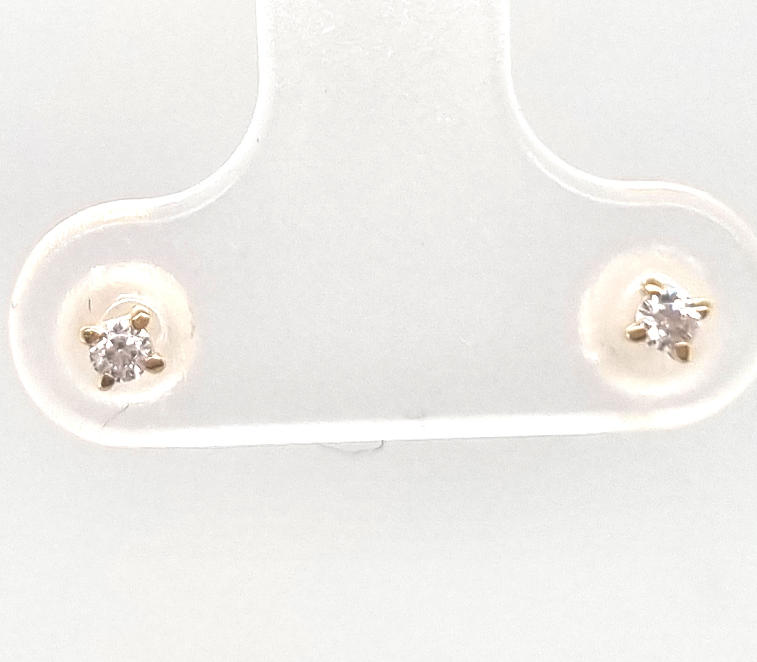 Boucles d'oreilles or jaune 18K avec zircon 2.5mm serti 4 griffes or jaune 18K
