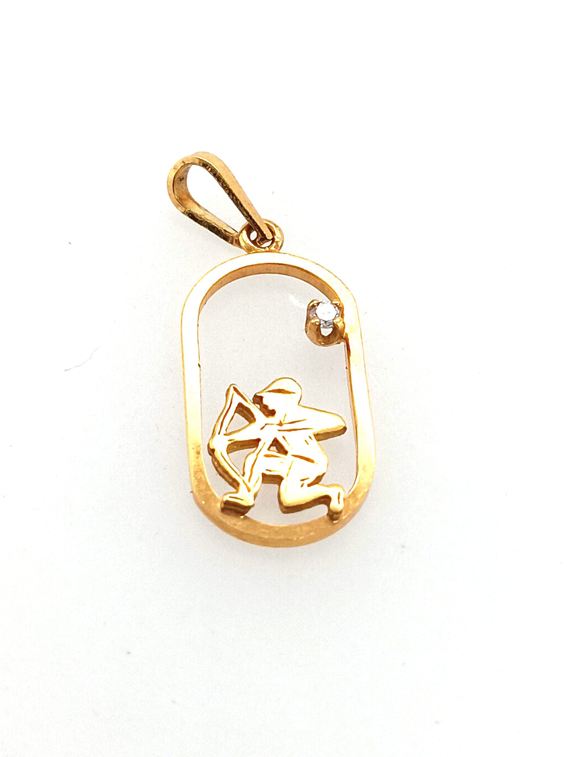 Pendentif 1.8X1cm sagittaire or jaune 18K serti 0.01ct diamant naturel ( dernier modele )