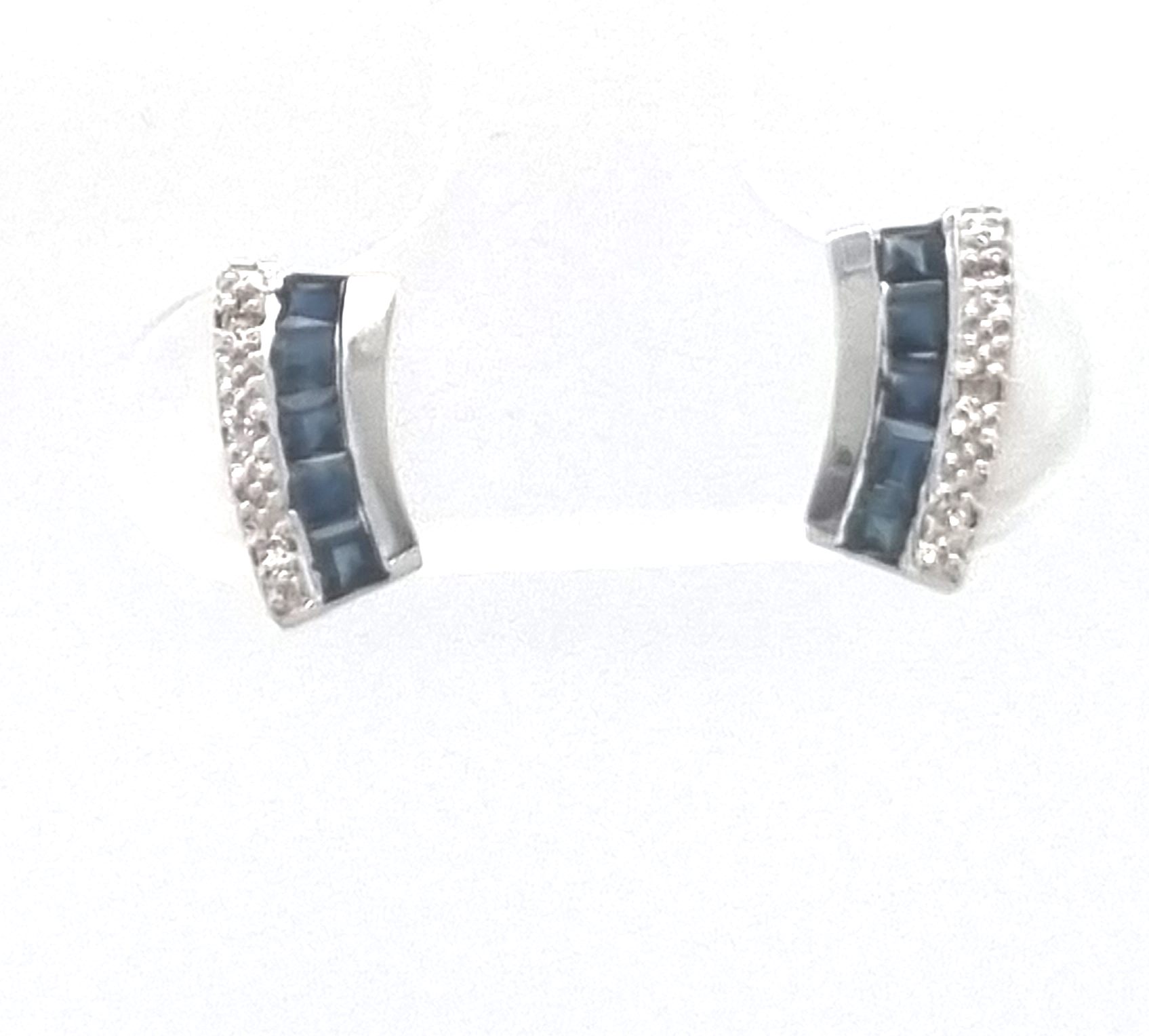 Boucles d'oreilles or blanc 18K avec 4 saphir bleu et 0.03ct diamants naturels