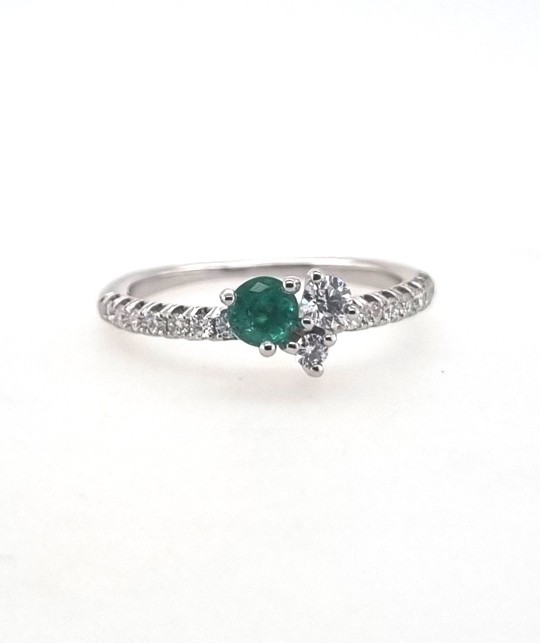 Bague solitaire original en or blanc 18K avec 0.26ct émeraude naturel et corps serti 0.38ct diamants naturels