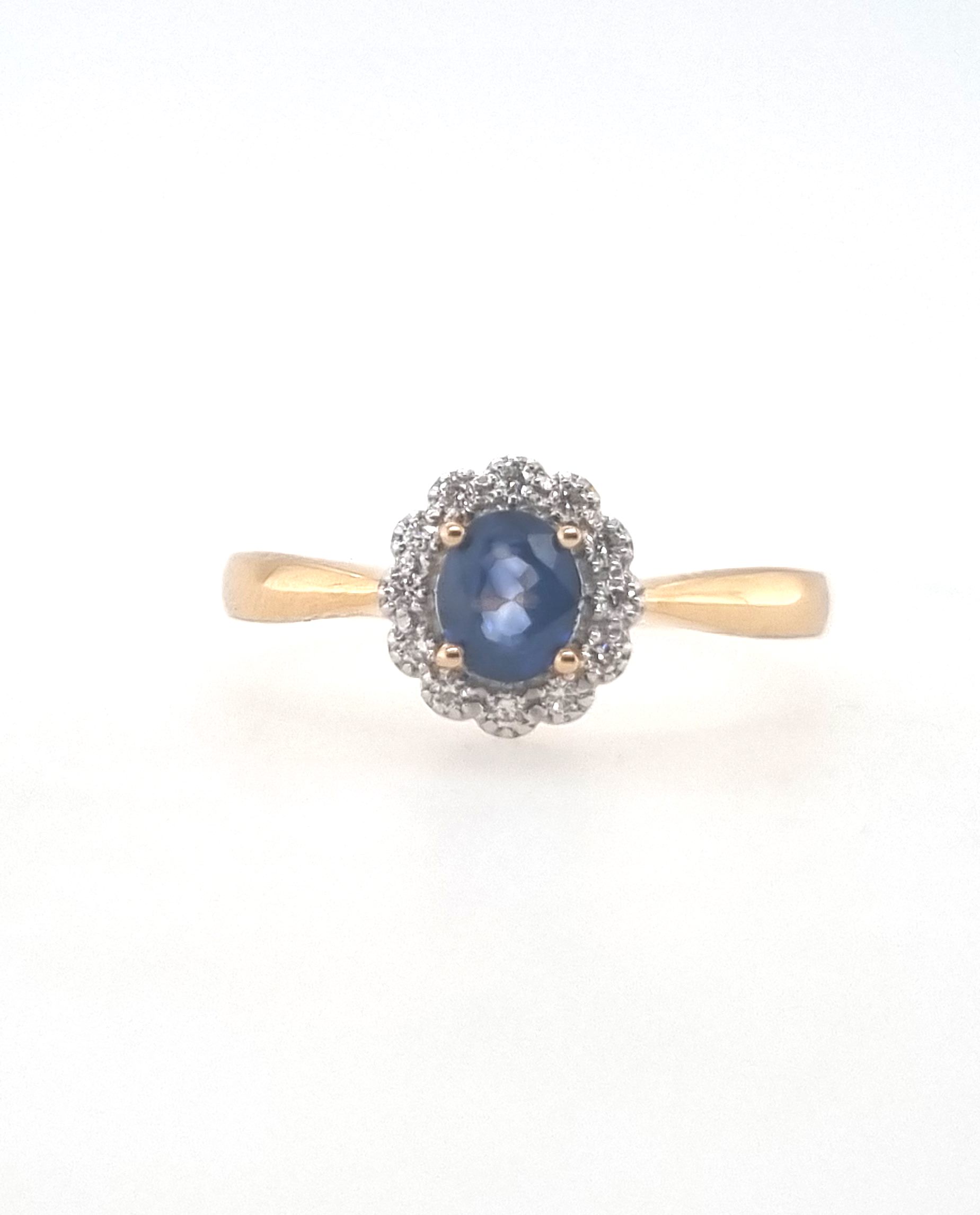 Bague entourage " HALO " or jaune 18K avec 0.48ct saphir et 0.12ct diamants naturels serti griffes