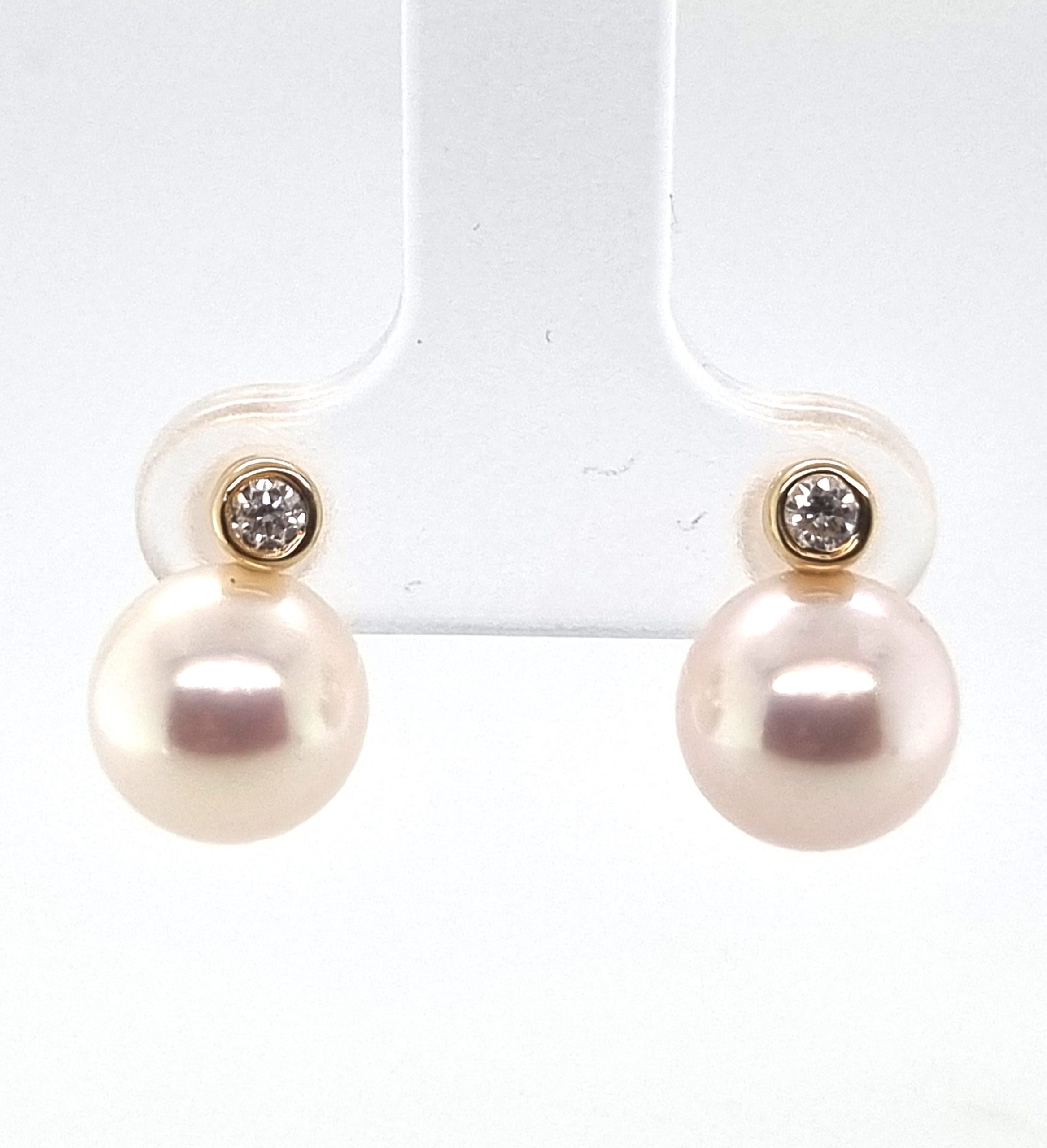 Boucles d'oreilles or jaune 18K avec 0.10ct diamants naturels et 2 perles d'eau douce 8-9mm