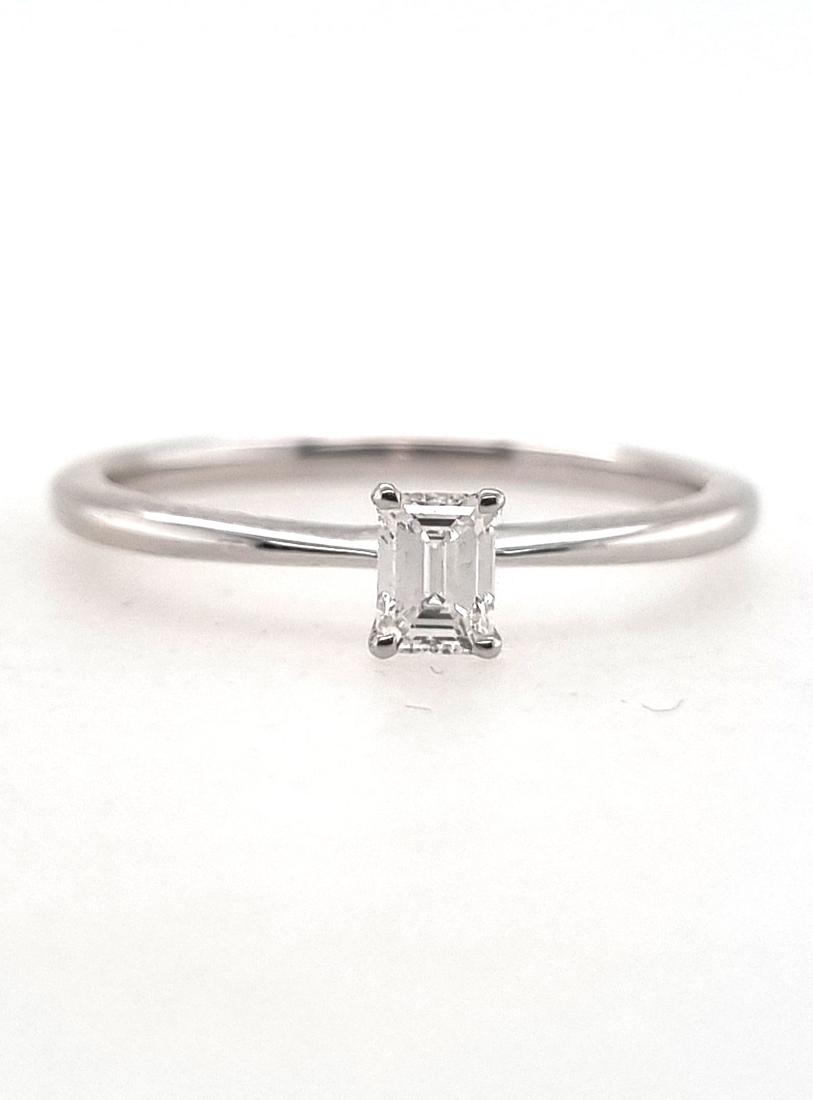 Bague solitaire or blanc 18K avec 0.21ct diamant naturel