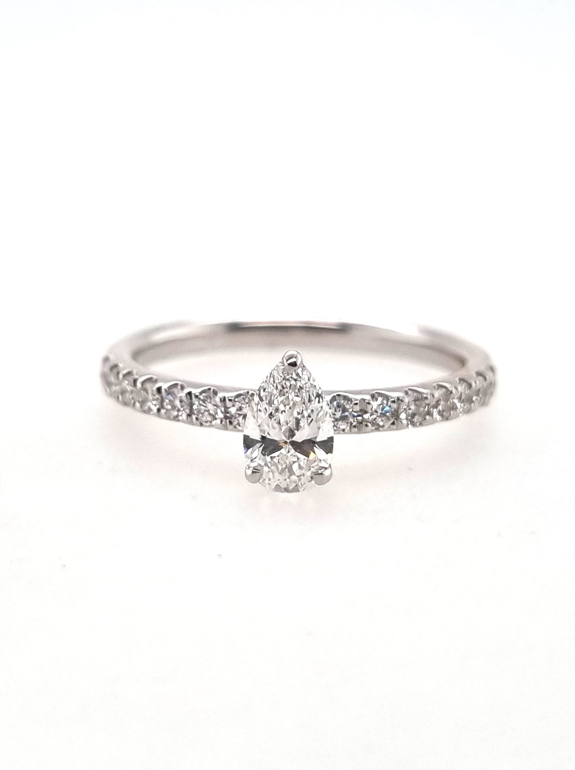 Bague solitaire or blanc 18k avec 0.65ct diamants naturels
