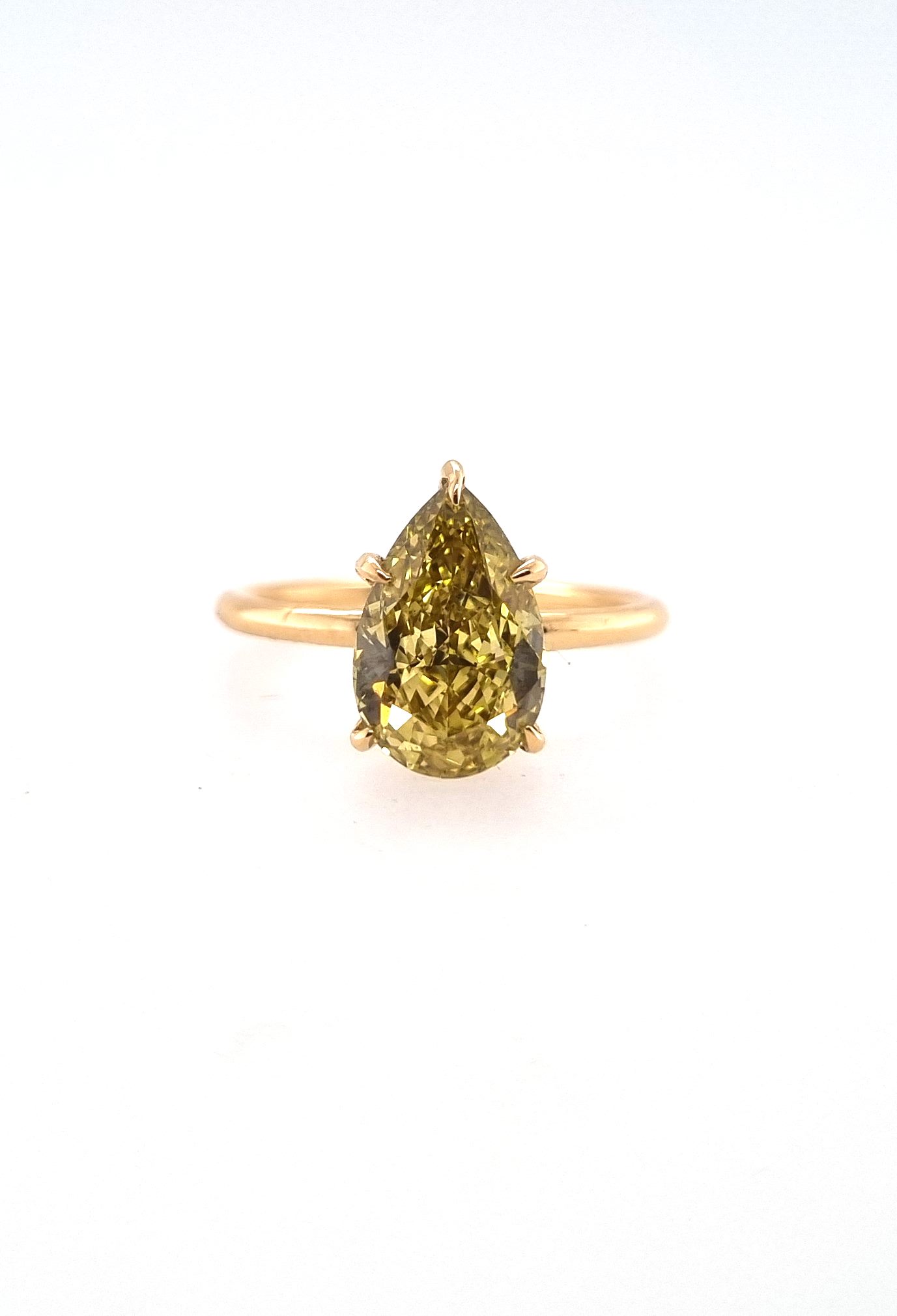 Bague or jaune 18K avec 2.82ct diamant poire fancy vivid yellow et 0.56ct diamants écologique LAB GROWN VS1 laboratoire certificat