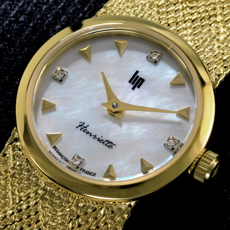 Montre Lip Henriette, boîtier doré de 22 mm est paré d'un cadran nacré, serti de 4 diamants en index. Son bracelet doré en mailles polonaises ajustable, vous habillera le poignet avec classe et élégance