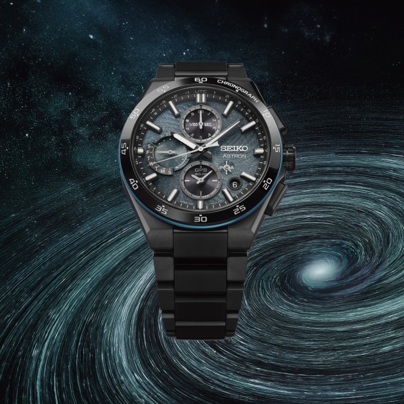 Montre Seiko Astron chronographe quartz solaire, ajustement de l'heure et du fuseau horaire par GPS, Calendrier perpétuel ajusté jusqu'en février 2100, Chrono 1/20, Double fuseau horaire, fonction économie d'énergie (à partir de 72h sans source de lumière)