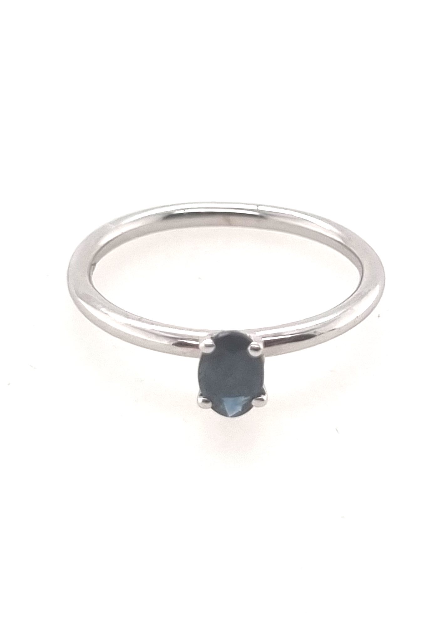 Bague solitaire or blanc 18K avec 0.54ct saphir bleu