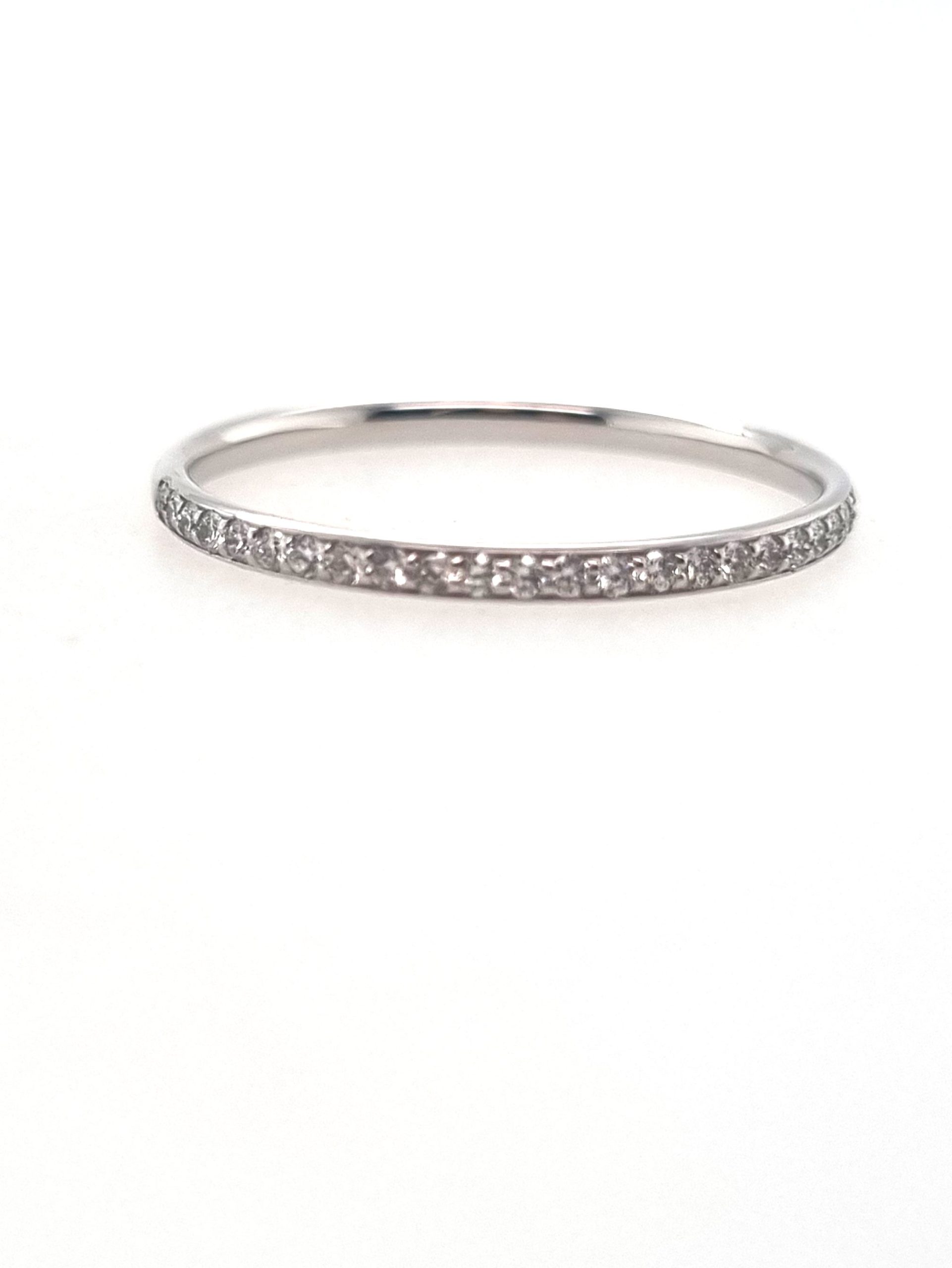 Bague alliance or blanc 18K avec 0.15ct diamants naturels