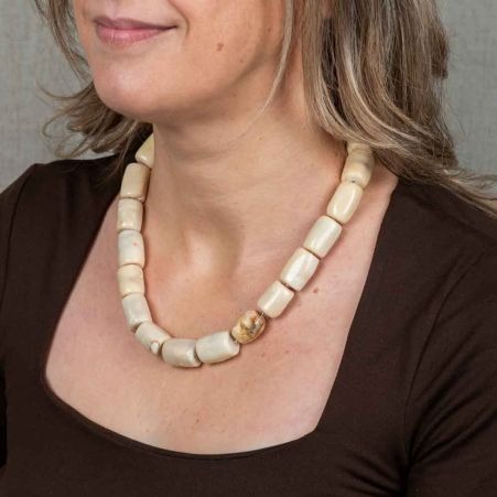 Collier 46cm en corail bambou et agate aux douces nuances crème, orné de détails raffinés en plaqué or.
