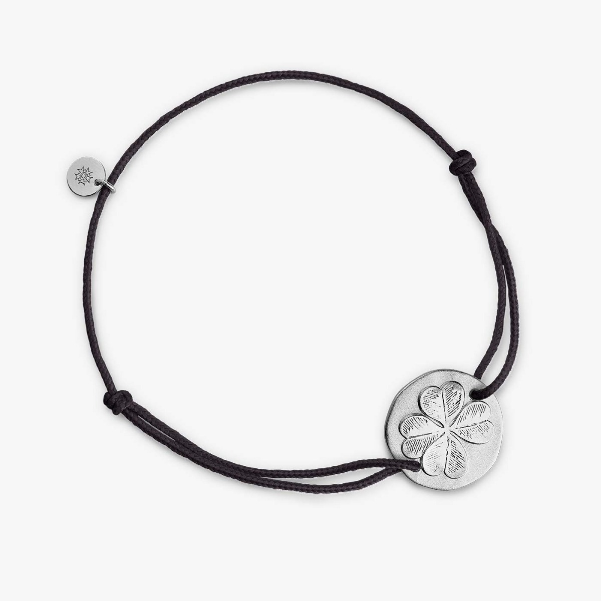 Bracelet cordon noir médaille Trèfle 16mm en argent 925 finition satinée de la marque française Arthus Bertrand Paris 1803, éco-responsable